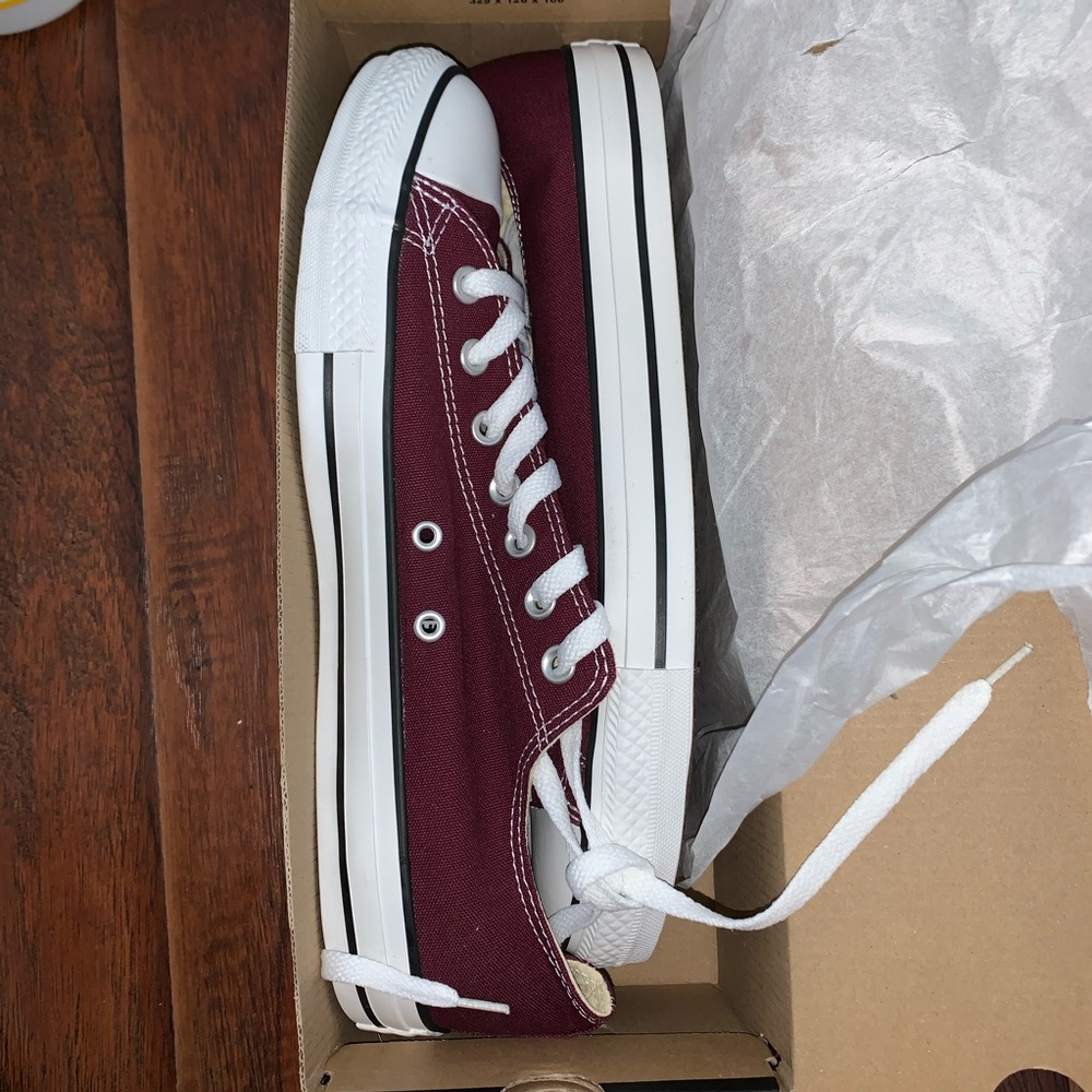 Burgundy converse low Tops
